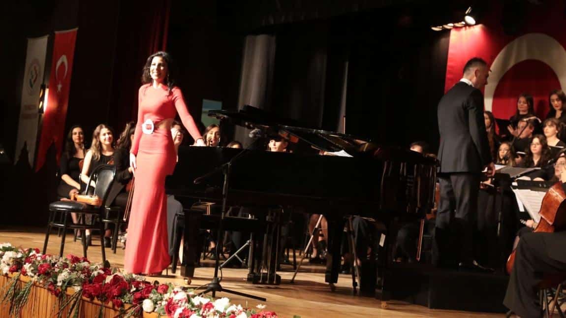 Ünlü Piyanist Nazlı Hacialioğlu ilk kez Trabzon'da...