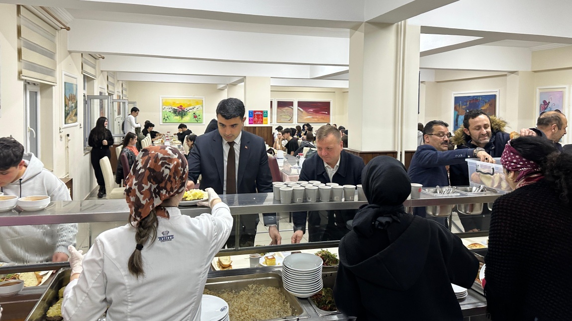 Akçaabat Kaymakam Refiki Sayın Mustafa ŞAHİN ve ilçe Milli Eğitim Müdürümüz Mehmet Usta okulumuz pansiyonunda öğrencilerimizle iftar yemeğimizde bir araya geldi.